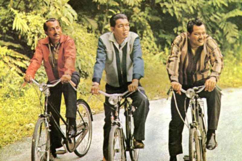 AR Tompel (tengah) bersama Allahyarham Tan Sri P. Ramlee (kanan) dan Ibrahim Din popular menerusi filem Do Re Mi.