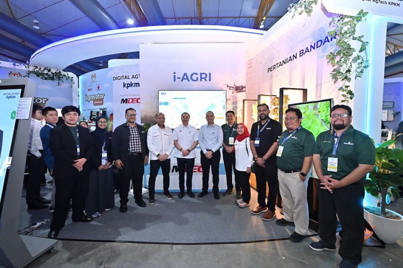 Datuk Seri Norazman Ayob bersama Ir Wan Murdani Wan Mohamad dan wakil MDEC ketika sesi demonstrasi Platform i-AGRI di Pavilion Agritech.