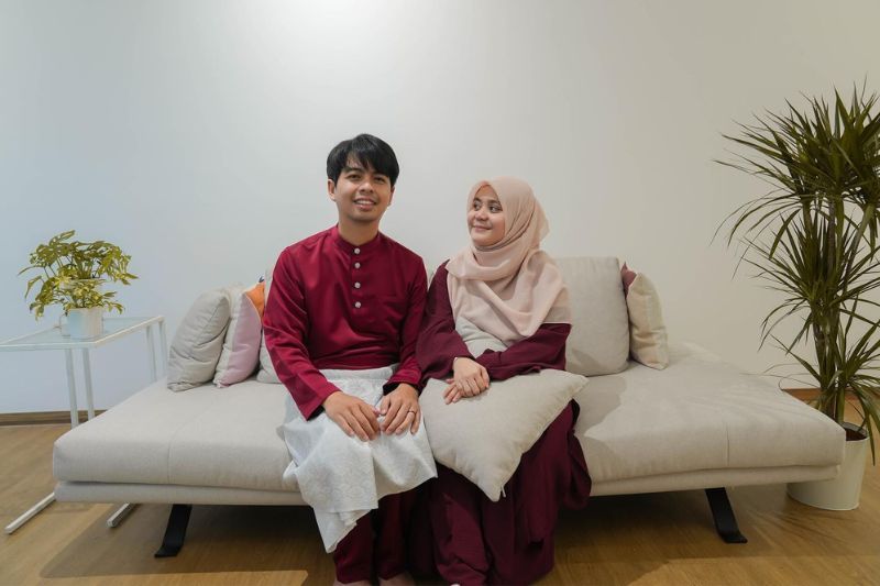 Najwa (kanan) dan suami sedang berbincang untuk tindakan selanjutnya.