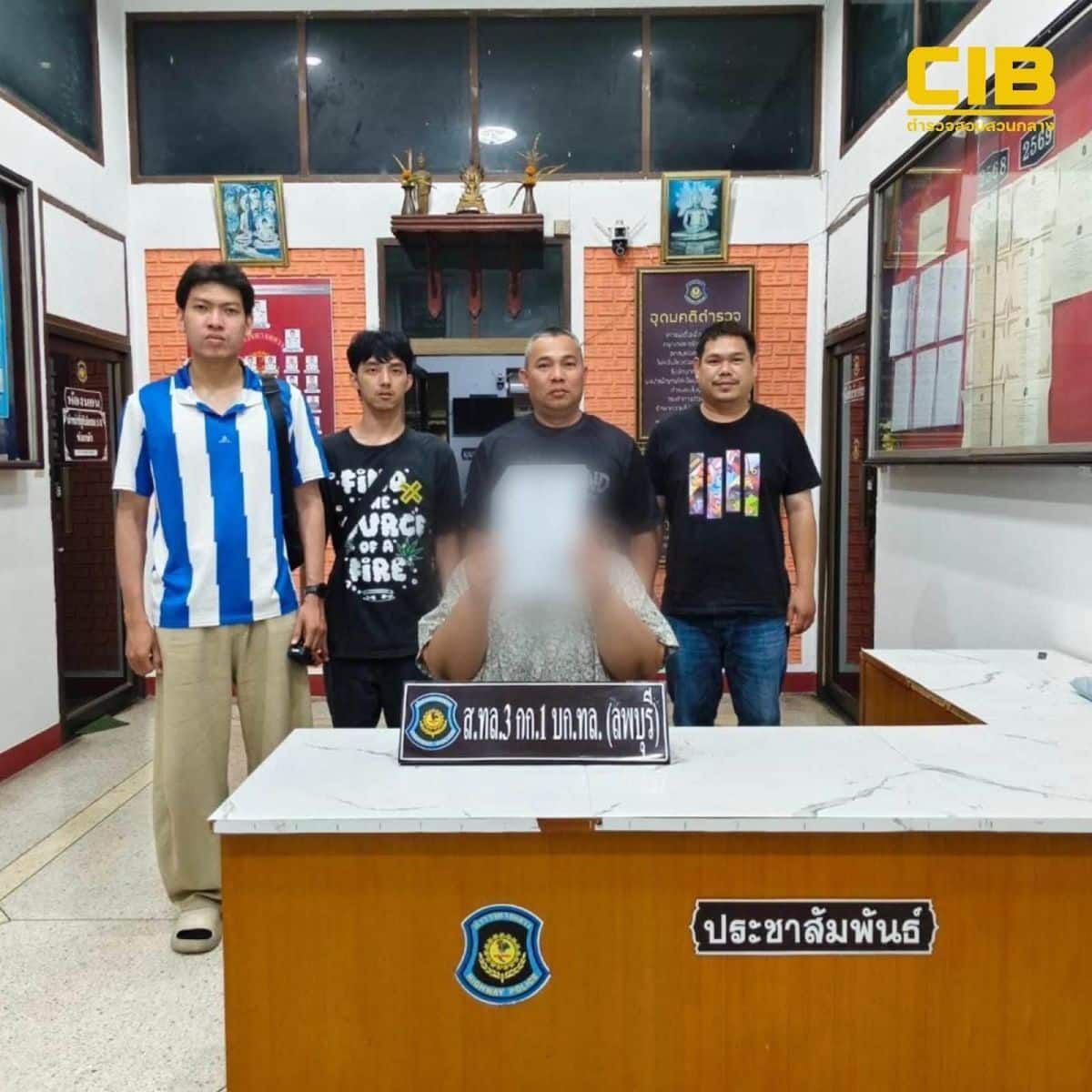 Patcharee (tengah, depan) ditahan gara-gara memperdaya seorang ahli perniagaan selama tujuh tahun.