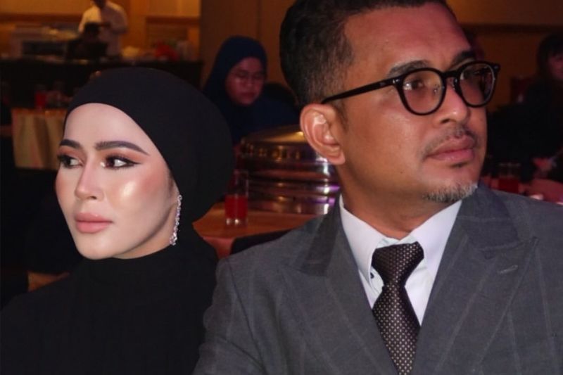 Eriyca (kiri) bangga dengan kejayaan suami dalam bidang perniagaan.