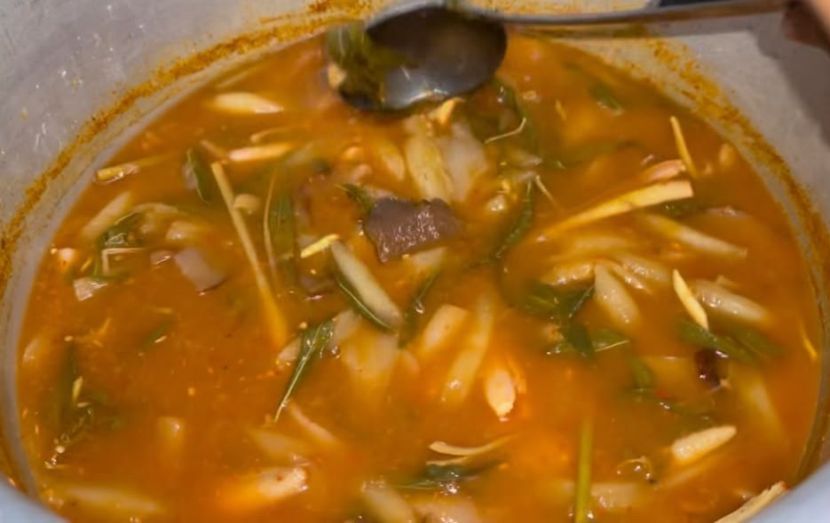 Asam rebus keladi yang telah dibuangnya kerana menyebabkan kegatalan pada tekak dan lidah. -Foto Thread Tinie Razak