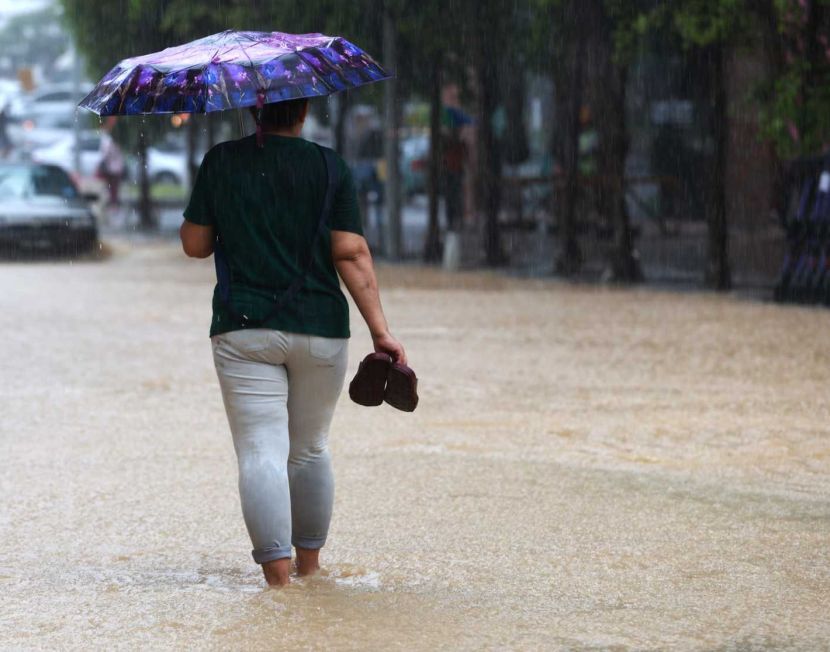 A sudden downpour at KL causing the flood near Jalan Petaling around 6pm. 06 October 2023 —CHAN TAK KONG/The Star
