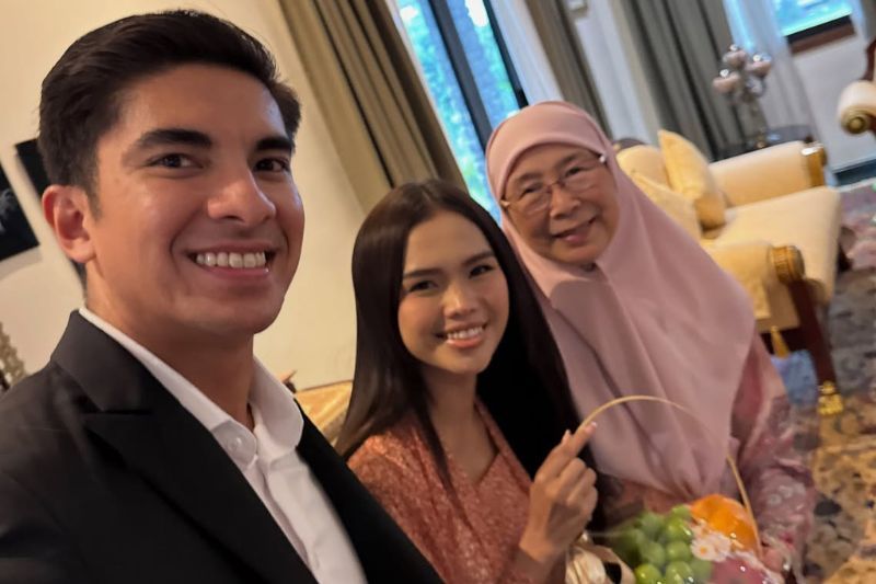 Syed Saddiq (kiri) dan Bella sempat menerima nasihat perkahwinan daripada isteri Perdana Menteri Malaysia. 