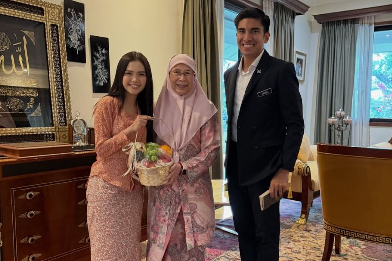Syed Saddiq (kanan) menyifatkan Wan Azizah sebagai wanita hebat.