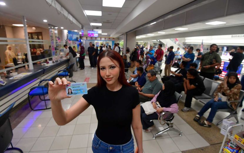 Sayidatul Nur An Syafiqah ,30, with her new Mykad at the National Reigistration Department (JPN) in Putrajaya on Thursday (Sept 17). —AZHAR MAHFOF/The Star