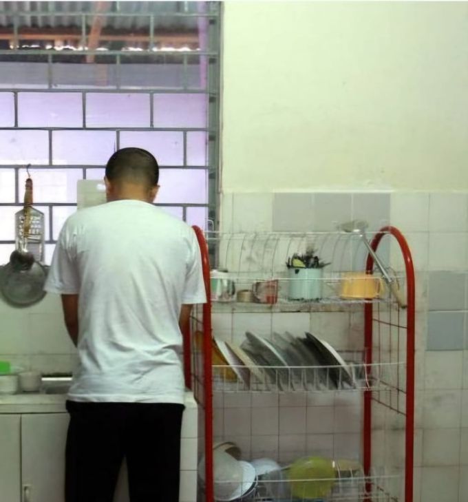 Golongan suami perlu membantu menguruskan rumah tangga. -Gambar hiasan