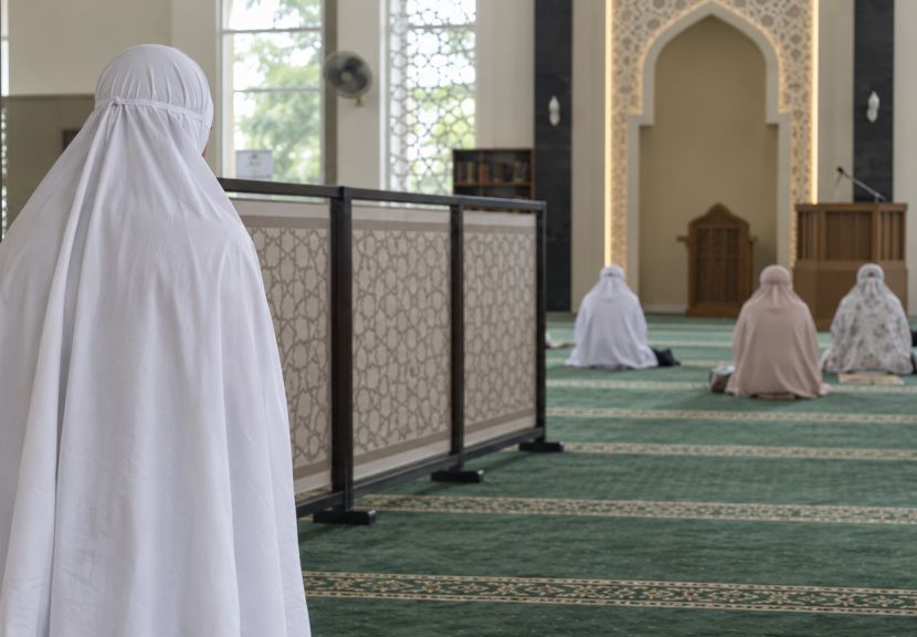 Ruang solat antara jemaah lelaki dan wanita diasingkan bagi memelihara aurat dan mengelakkan salah faham. -Gambar hiasan AI