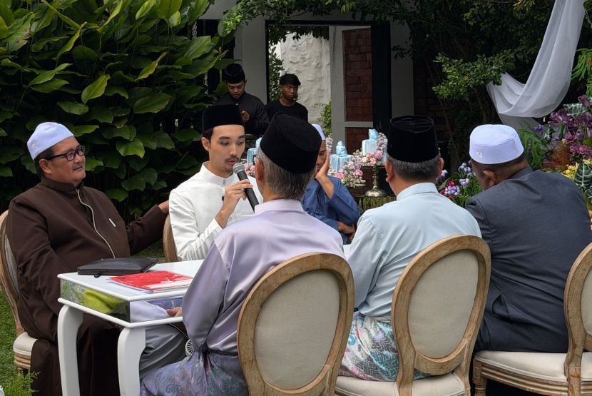 Syazani sebaik sahaja selesai lafazkan akad.