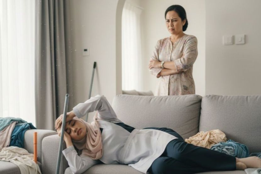 Tidak dinafikan ada pembantu rumah pemalas. -Gambar hiasan AI