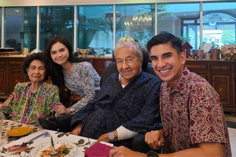 Bella dan Syed Saddiq (kanan) sebelum ini menyerahkan kad kahwin kepada Tun Siti Hasmah (kiri) dan Tun Mahathir.