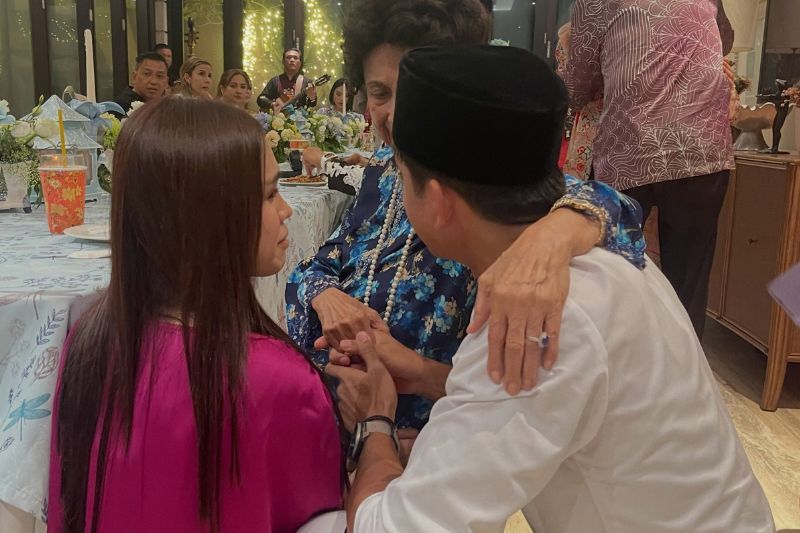 Bella (kiri) dan Syed Saddiq (kanan) menerima nasihat perkahwinan daripada Tun Siti Hasmah.