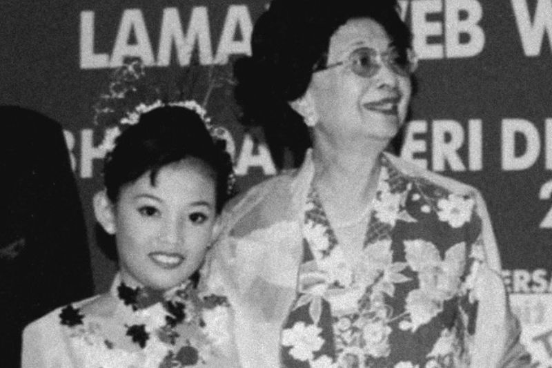 Tun Siti Hasmah (kanan) hadir di pelancaran album pertama Shila pada 1990.