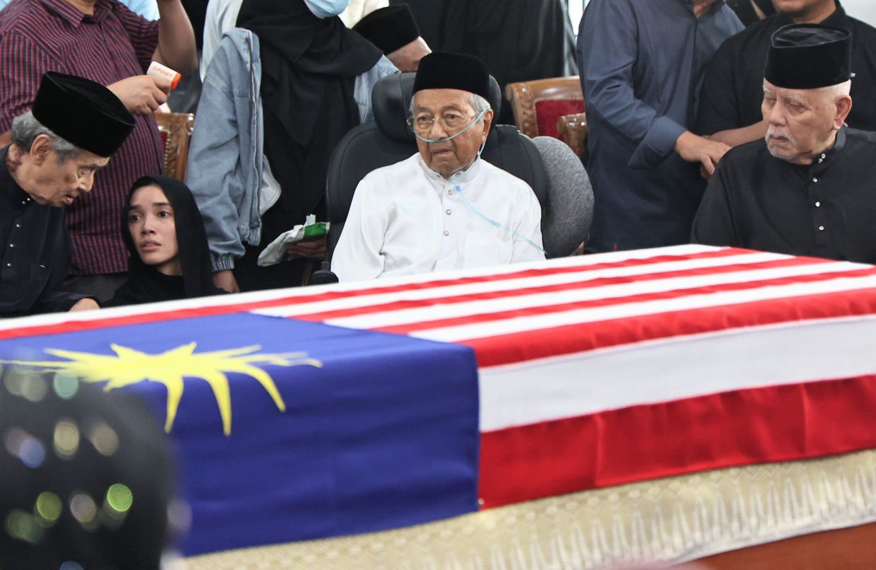 Dr Mahathir di sisi jenazah isteri tercinta, Dr Siti Hasmah. -AZMAN GHANI/The Star