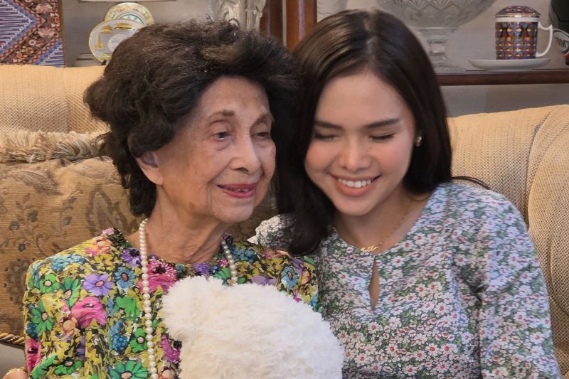 Bella (kanan) sebelum ini sempat bertemu dengan Tun Siti Hasmah.
