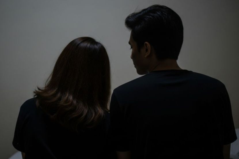 Komunikasi antara pasangan adalah penting bagi memastikan hubungan harmoni. -Gambar hiasan AI