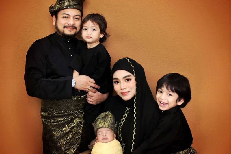 Uyaina dikurniakan tiga orang cahaya mata hasil perkahwinan dengan Raja Syahiran (kiri).