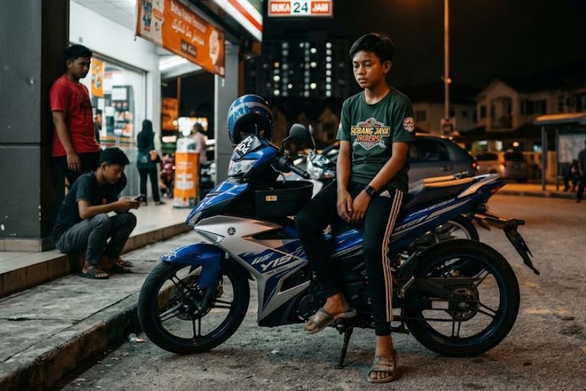 Motosikal kadang-kala menjadi punca permasalahan pelajar sekolah. -Gambar hiasan AI