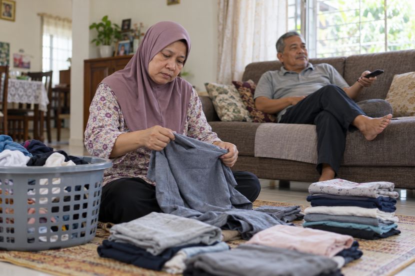 Ramai yang menganggap tugasan rumah adalah tanggungjawab isteri semata-mata. -Gambar hiasan AI