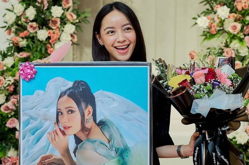 Tracie tidak lagi mengharapkan hadiah, sebaliknya menghargai setiap individu yang ada bersamanya.