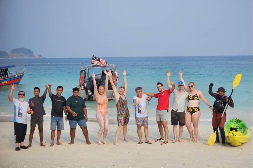 Tara Grout (enam dari kiri) dan Julie Boxsell (tujuh dari kiri) bersama pasukan sokongan selepas menamatkan renangan mengelilingi Pulau Redang. - Gambar Perhentian Channel Swim