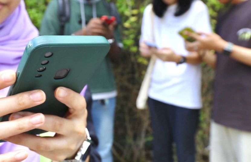 A group of youth using mobile phone to get the latest news ofInfluencers through social media— FAIHAN GHANI/The Star