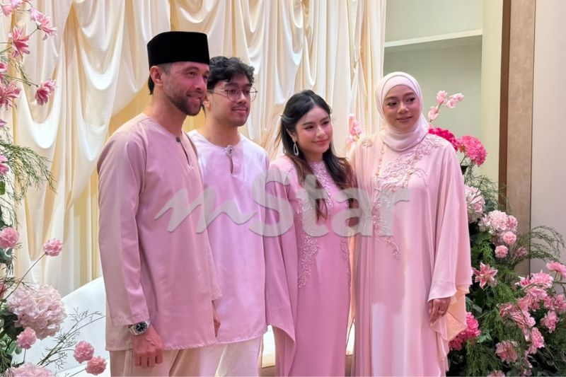 Dari kiri: Syed Aiman, Rezaril, Ika dan Linda di acara pertunangan yang diadakan pada Khamis.