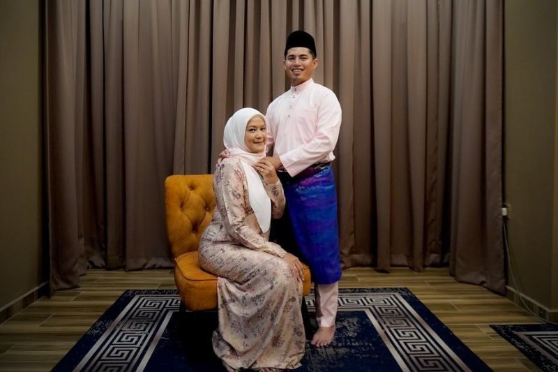 Nita (kiri) dan suami bernikah pada April 2018.