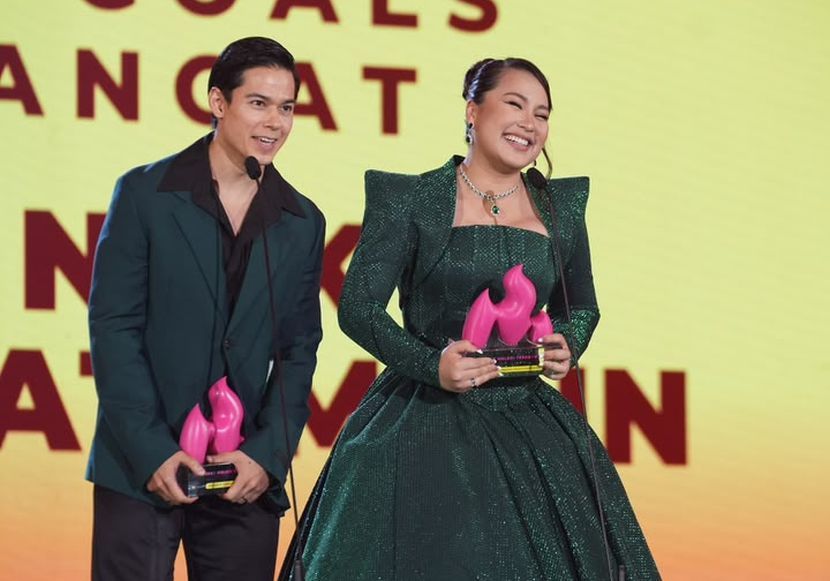 Janna dan Dini pemenang Selebriti Couple Goals.