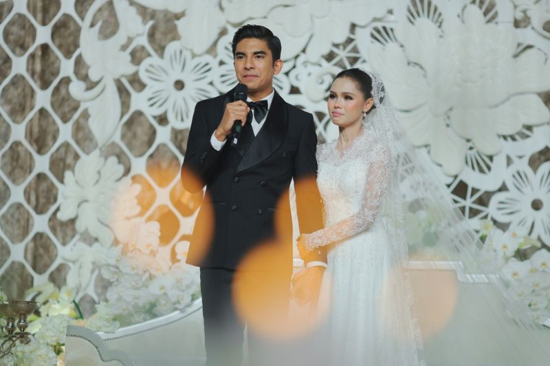 Majlis resepsi Bella (kanan) dan Syed Saddiq berlangsung meriah pada malam Ahad.