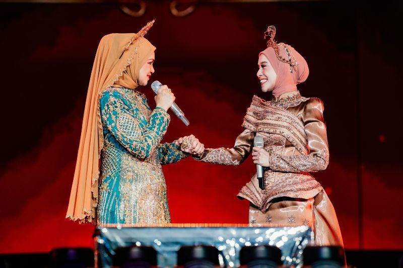 Lesti (kanan) teruja diundang menjadi artis jemputan di Konsert Gema Bumantara Siti Nurhaliza.