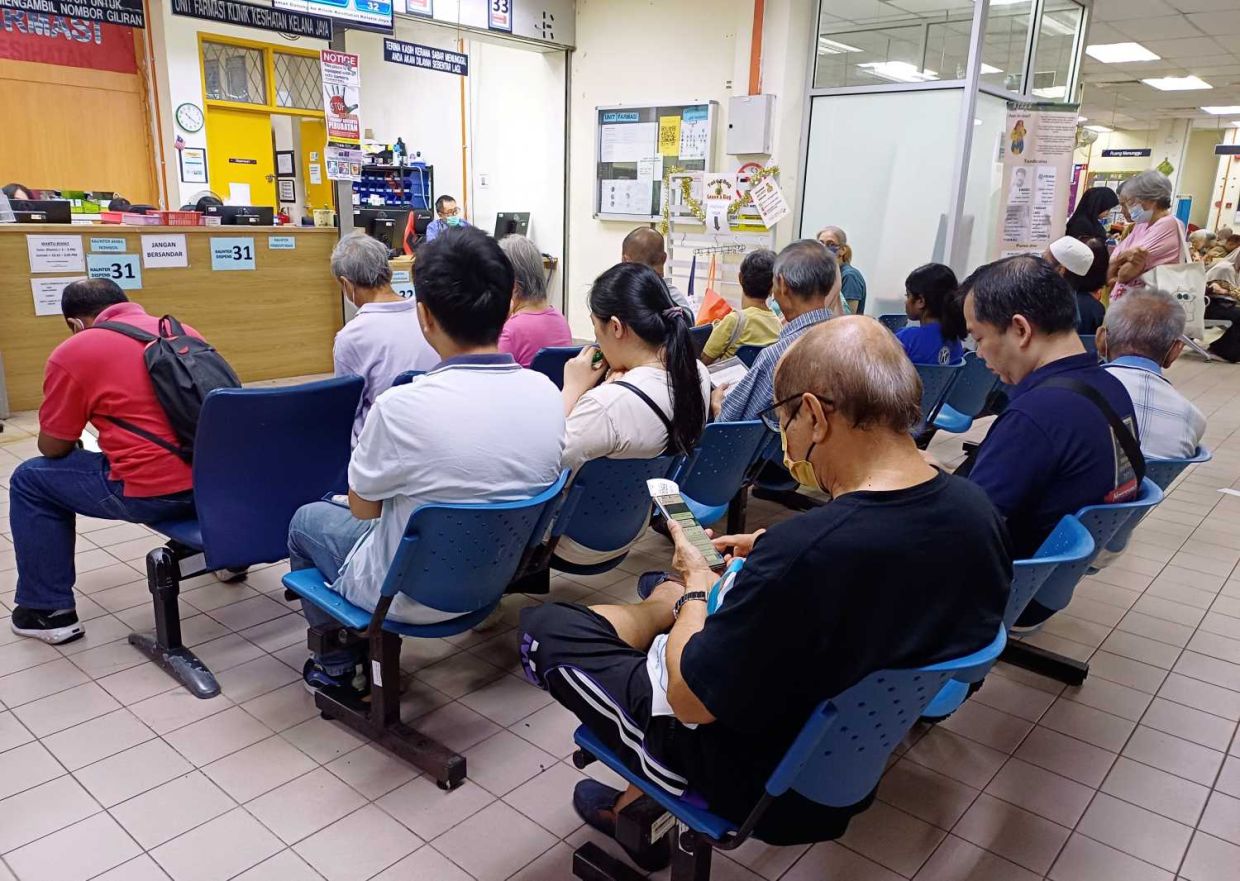 People wait for medical attention for headaches and coughs at Klinik Kesihatan Kelana Jaya amid concerns over ozone pollution and the potential respiratory risks posed by heat, exhaust emissions, haze and burning.(OCT 14 2026) — ART CHEN/The Star