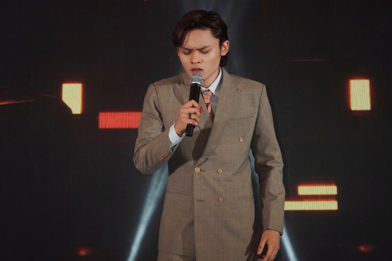 Zaki sudah aktif menyanyi sejak berusia 13 tahun.