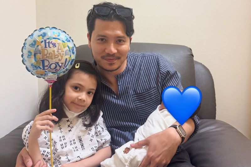 Fatima (kiri) teruja menyambut kelahiran adiknya, Jarir pada Jun lalu.