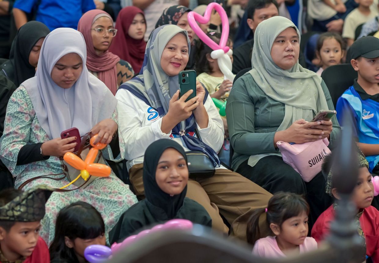 Pengunjung memenuhi ruang aktiviti Star Karnival Cuti-Cuti Malaysia bagi memeriahkan pelbagai aktiviti yang disediakan. 